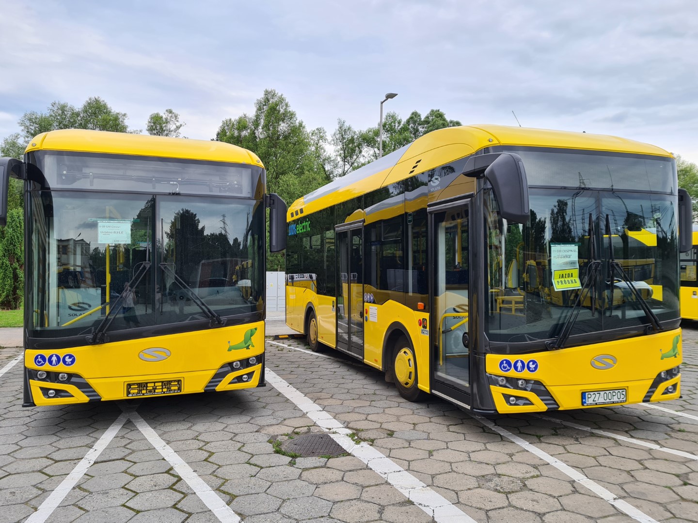 Nowe autobusy elektryczne marki Solaris w kolorze żółtym, stojące na parkingu na terenie ZGK Sp. z o.o.